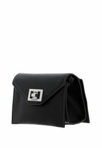 Pochette en cuir noir avec une finition texturée, agrémentée d'une pièce métallique rectangulaire argentée sur le devant et d'une fermeture à rabat.