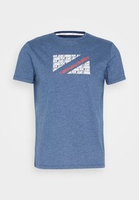 Camiseta azul de manga corta con el texto repetido "PEPE JEANS LONDON" y un diseño de texto con una franja diagonal roja en el pecho.