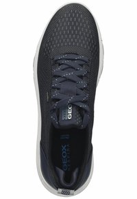 Tumed sinine võrkmaterjalist sneaker, millel on täpiline muster, tugevdatud varbalaud, tumedad paelad ja valge tallaga, millel on silt "GEOX RESPIRA."