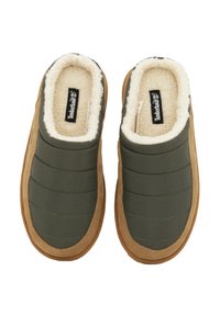 Scarpe slip-on in tessuto verde con design a righe imbottite, dettagli in suede beige e foderatura in pelliccia sintetica. Logo Timberland visibile sulla soletta.