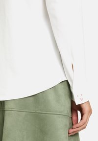 Cartoon LANGARM-MIT KRAGEN - Hemdbluse - weiß