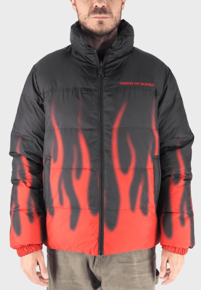 Giacca piumino nera e rossa con motivo fiamma, chiusura zip davanti, colletto alto e polsini a coste. Logo "VISION OF SUPER" in rosso sul petto.
