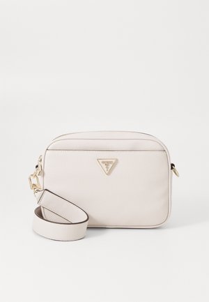 Lille rektangulær cremefarvet læder crossbody taske med justerbar rem og gyldent trekantet logo-emblem foran.