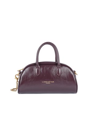 Borsa a tracolla in pelle bordeaux con forma arrotondata, doppi manici superiori, hardware color oro e tracolla a catena removibile. Presenta un dettaglio del logo in rilievo.