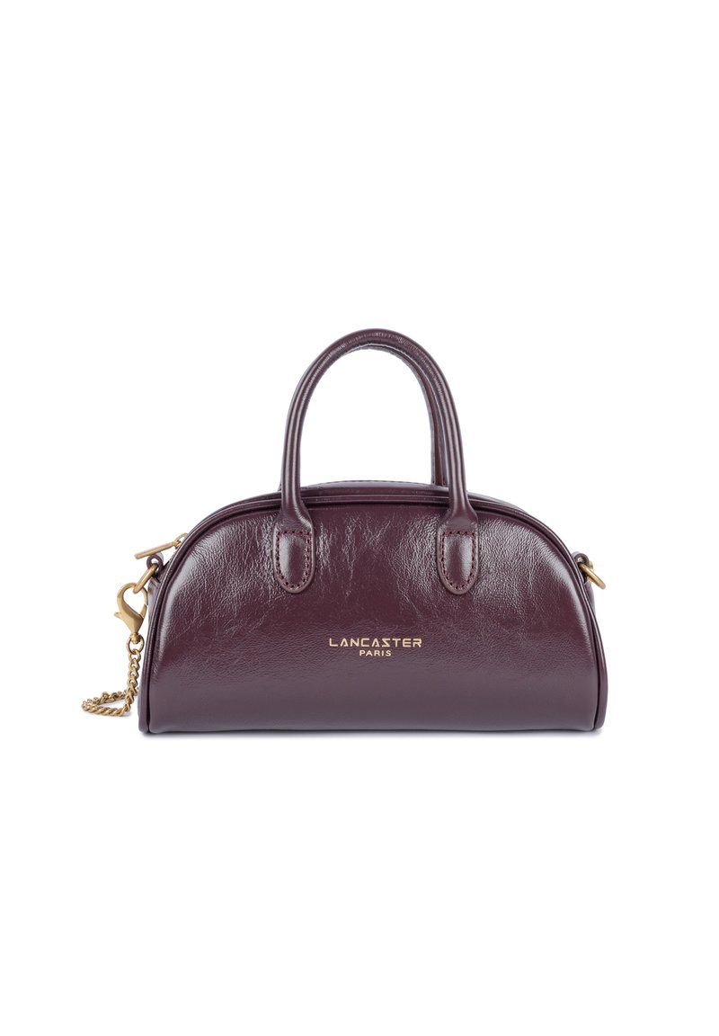 Borsa a tracolla in pelle bordeaux con forma arrotondata, doppi manici superiori, hardware color oro e tracolla a catena removibile. Presenta un dettaglio del logo in rilievo.