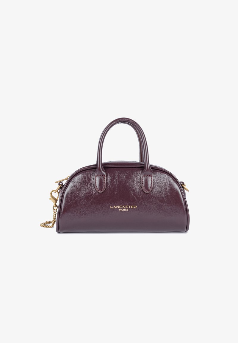 Borsa a tracolla in pelle bordeaux con forma arrotondata, doppi manici superiori, hardware color oro e tracolla a catena removibile. Presenta un dettaglio del logo in rilievo.