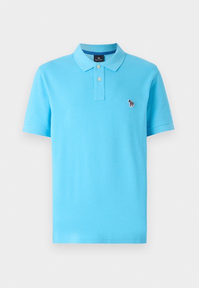 Polo krekls spilgti zilā kokvilnā ar klasisku apkakli, divu pogu aizdari un mazu izšūtu dizainu uz krūšu.