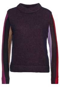 Maglione lavorato a maglia con collo alto, corpo di un blu navy scuro e maniche a strisce multicolori. Tessuto testurizzato con accenti lucidi.