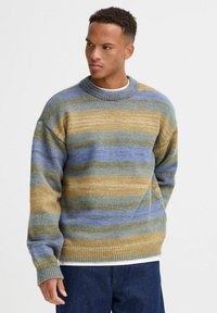 Strickpullover mit horizontalen Streifen in Beige, Blau und Olivgrün. Rundhalsausschnitt, gerippte Bündchen und lockere Passform.