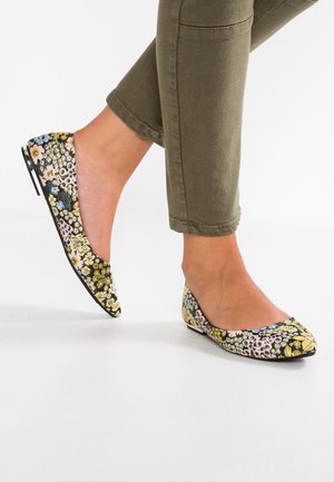 Bloemige ballerina's met een zwarte achtergrond, met gele, blauwe en roze bloemen. Zacht materiaal, ronde neus, minimale hak en een slank ontwerp.