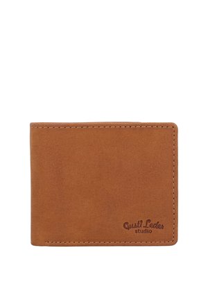 Portafoglio bifold in pelle marrone con bordi cuciti e "Gusti Leder studio" impresso nell'angolo in basso a destra.