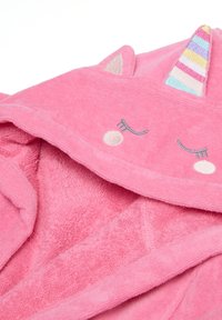 Bata de baño rosa con capucha, hecha de suave toalla, que presenta ojos bordados y un cuerno de unicornio a rayas en la capucha.