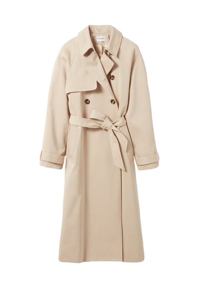 Trench coat beige realizzato in tessuto liscio, dotato di chiusura con doppio petto, cintura in vita e ampio colletto con rever.