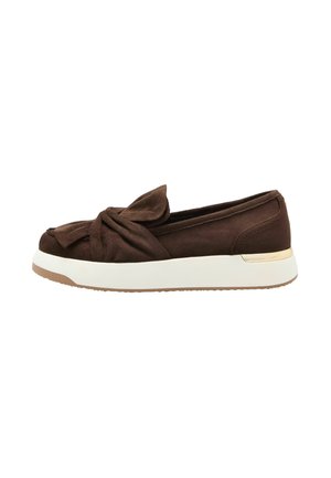 Brauner Wildleder-Slipper mit einer Schleifendetail oben und einer weißen Plateausohle mit goldenem Akzent an der Ferse.