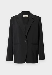 Zwarte blazer met een enkele knoopsluiting, twee voorzakken met kleppen, een revers met inkeping en een gladde stoftextuur.
