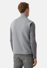 Graue Strickweste mit hohem Kragen und Rippstruktur; verfügt über lange graue Ärmel, einfarbig und ein tailliertes Rückendesign.