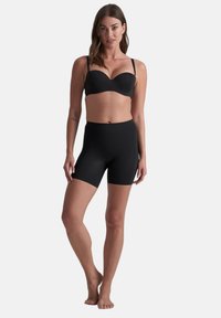 Sujetador negro moldeado con tirantes ajustables y pantalones cortos de cintura alta. Textura suave y diseño ajustado para mayor comodidad y soporte.