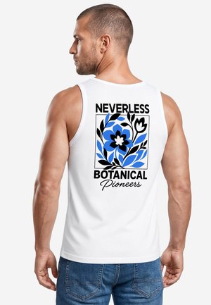 Mann trägt ein weißes Tanktop mit blauem und schwarzem Blumenmuster und dem Text "Nevertheless Botanical Pioneers" auf dem Rücken.
