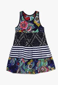 Sukienka bez rękawów w kwiatowy wzór z wielokolorowymi motywami, dolną częścią w granatowo-białe paski i marszczonym dołem. Miękka tkanina, casualowy fason.