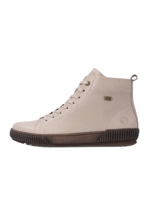 Beiger High-Top-Sneaker mit Schnürsenkeln, dicker dunkelbrauner Gummisohle, kleinem Logopatch an der Seite, auf weißem Hintergrund fotografiert.