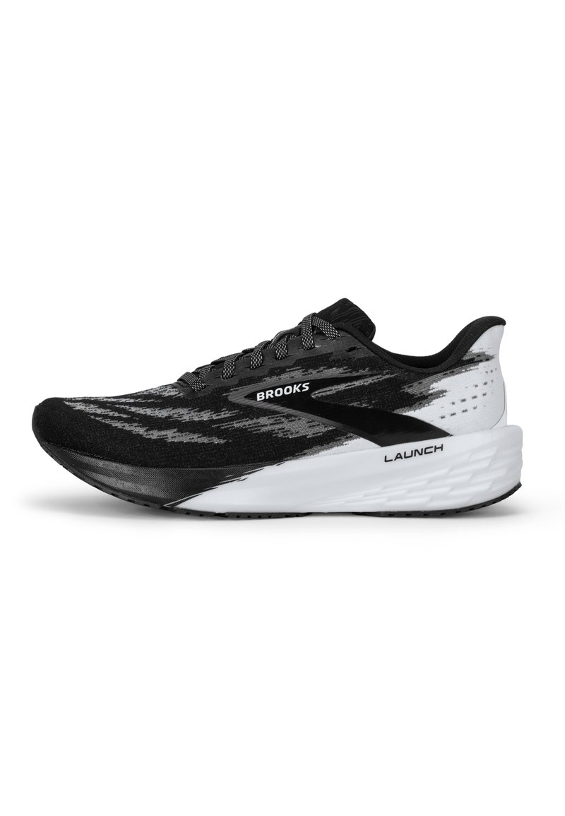 Črno-bela tekaška čevlja z teksturirano pleteno zgornjimi deli, aerodinamično obliko in podložnim midsole-om. Vsebuje oznake "Brooks" in "Launch".