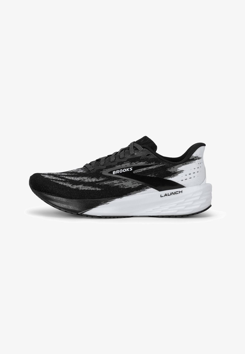 Črno-bela tekaška čevlja z teksturirano pleteno zgornjimi deli, aerodinamično obliko in podložnim midsole-om. Vsebuje oznake "Brooks" in "Launch".