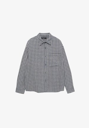 Harmaa ja valkoinen ruudullinen pitkähihaisessa napillinen paita, jossa on kaulus ja yksi rintatasku, asetettuna tasaiseksi valkoiselle taustalle.