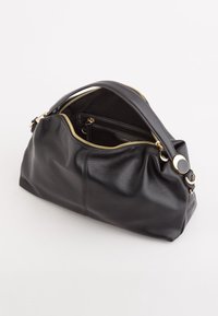 Czarna skórzana torebka z złotymi elementami, zamknięcie na zamek, o zaokrąglonym kształcie. Wewnątrz znajduje się wiele kieszeni do organizacji.