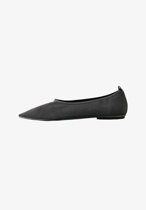 Pantof plat negru cu vârf ascuțit, talpă joasă și partea superioară din material textil, văzut din lateral pe fundal alb.