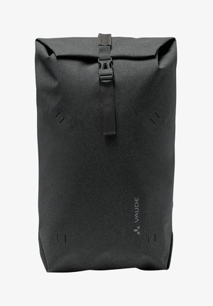 Schwarzer Rolltop-Rucksack aus strukturiertem, wasserdichtem Material. Verfügt über einen Schnallenverschluss, zwei seitliche Belüftungsöffnungen und ein Markenlogo.
