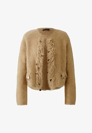 Beige fluffy cardigan met een rafelige voorkant, versierd met ronde metalen knopen en twee opgestikte zakken aan de zijkanten. Getextureerde stof.