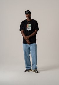 BLKVIS FLOWER TEE UNISEX - Apdrukāts T-krekls - black