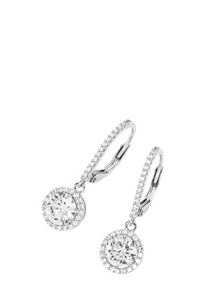 Silberne Tropf Ohrringe mit einem großen runden klaren Stein, der von kleineren klaren Steinen in einer geschlungenen Fassung umgeben ist. Polierte Oberfläche.