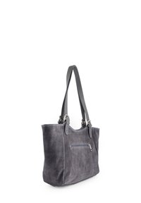 Grijze suède totebag met leren handvatten, voorzien van een voorzak met rits en metalen accenten. Zachte textuur en gestructureerde vorm.