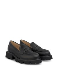 Zwarte leren loafers met een chunky plateauzool, voorzien van een verhoogde band over de bovenkant, een gladde textuur en een ronde teenvorm.