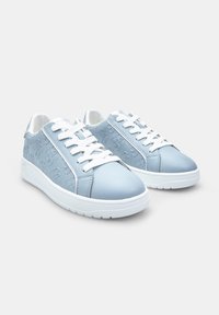 Baskets bleu clair en cuir lisse avec des détails en relief, semelle en caoutchouc blanc et lacets blancs. Bout arrondi et design basse.