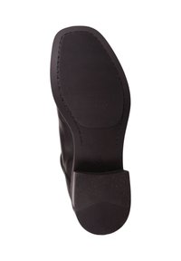 Podeszwa czarnego skórzanego buta z teksturowaną gumową powierzchnią, zaokrąglonym noskiem i niskim, solidnym obcasem. Detale szwu wzdłuż krawędzi. Wskazany rozmiar 36.