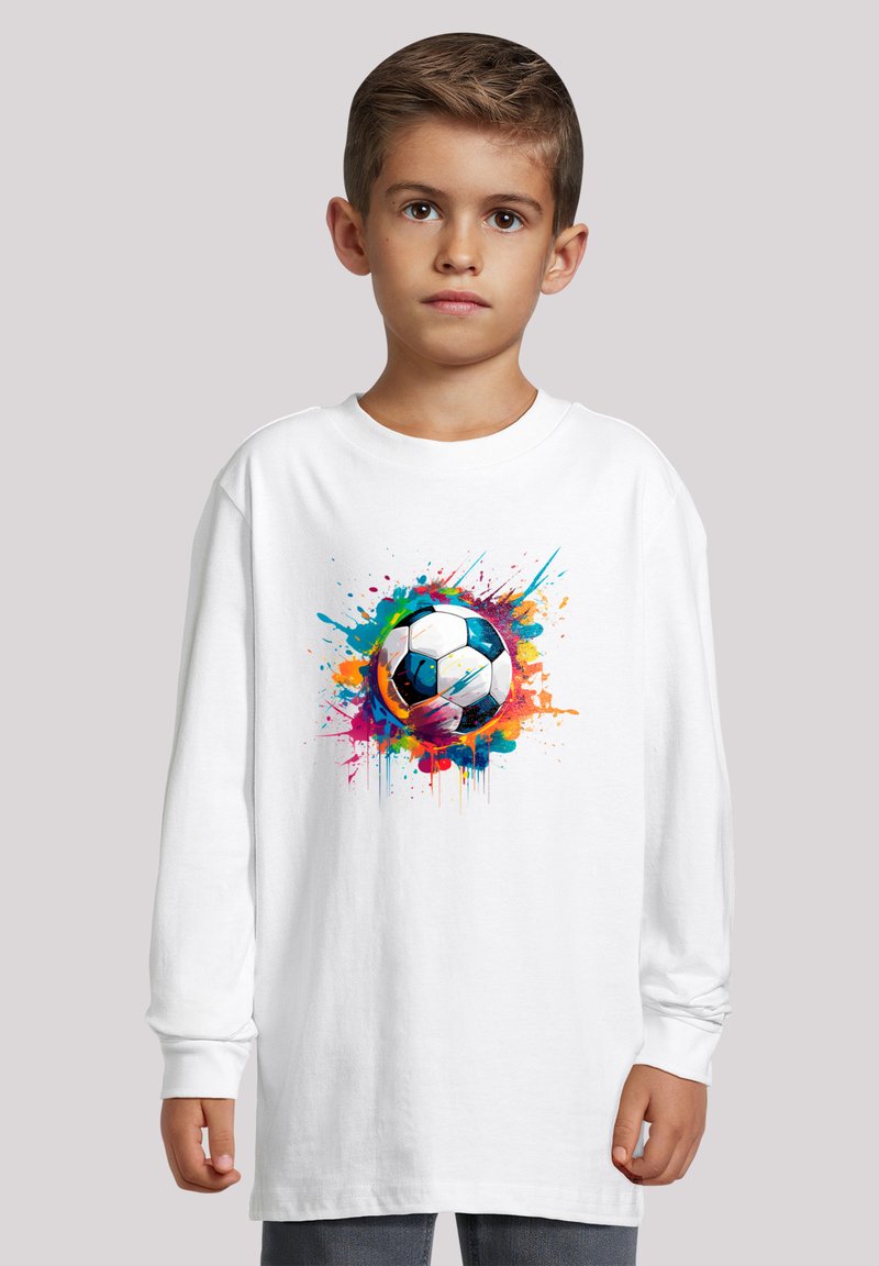 Weißes Langarm-T-Shirt mit einem bunten, spritzstil Grafiken eines Fußballs in der Mitte. Weicher Stoff, entspannter Schnitt.