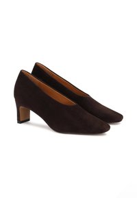 Décolleté in suede marrone scuro con punta affusolata, dotate di un tacco a blocco di altezza media e una fodera interna liscia.