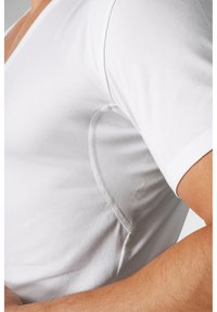 Weißes T-Shirt mit kurzen Ärmeln und V-Ausschnitt, gefertigt aus glattem Baumwollstoff; verfügt über Seitennaht und einen leicht taillierten Schnitt.