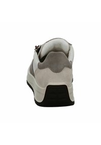 Graue Wildledersneaker mit einem weißen Lederpaneel und weicher Innenausstattung. Verfügt über eine runde Zehenform und eine dicke schwarze Sohle mit strukturierten Mustern.