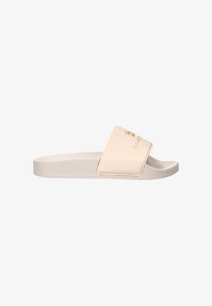 Beige open sandaal met een gestructureerde zool en brede band met een kleine gouden gesp en het gegraveerde merknaam op een witte achtergrond.
