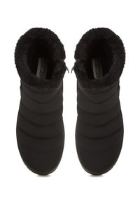 Fekete szigetelt csizmák sima külső anyagból, puha bélés belső réteggel és steppelt kialakítással. Lekerekített orr és lapos talp a stabilitás érdekében.