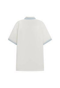 Polo bianco a maniche corte, con dettagli a righe blu chiaro sul colletto e sui bordi delle maniche. Tessuto morbido e liscio.