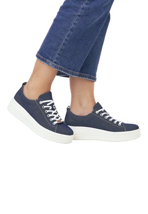 Marineblaue Denim-Sneaker mit weißen Schnürsenkeln, einer erhöhten weißen Sohle und einer runden Zehenpartie. Verfügt über ein minimalistisches Markenlogo an der Seite.