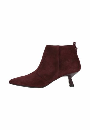 Stivaletto alla caviglia in camoscio bordeaux scuro con punta appuntita e tacco basso inclinato tipo kitten su sfondo bianco.