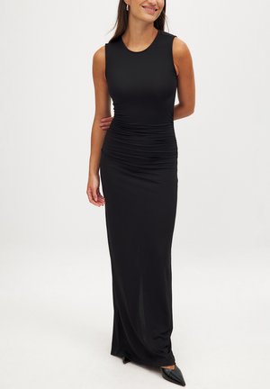 Zwarte mouwloze maxi-jurk met een aansluitend ontwerp, gathers in de taille en een gladde, rekbare stof.