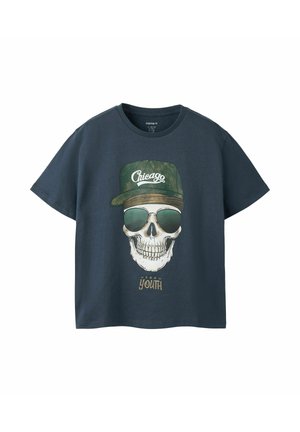 Mørkeblå T-shirt med grafik af en kranium, der bærer en grøn "Chicago" kasket og solbriller, med teksten "Urban Youth" nedenunder.