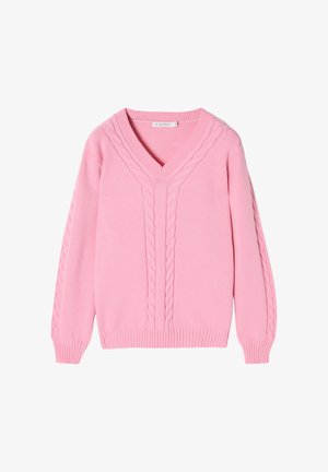 Lyserød strikket sweater med V-hals, kabelstrikket mønster på forsiden og ærmerne samt ribbede manchetter og nederkant.