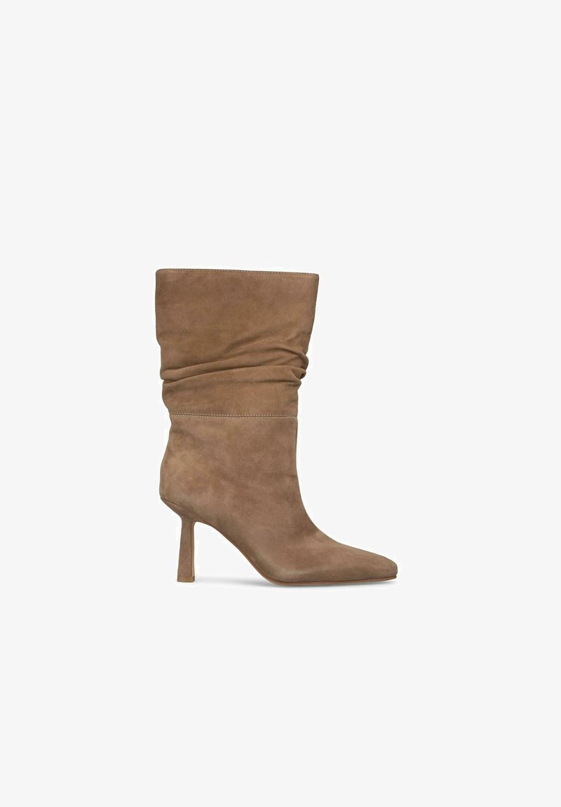 Braune Wildleder-Ankle-Boots mit einem lässigen Design, spitzer Zehenpartie und Stiletto-Absatz. Glatte Textur und minimale Nähte.